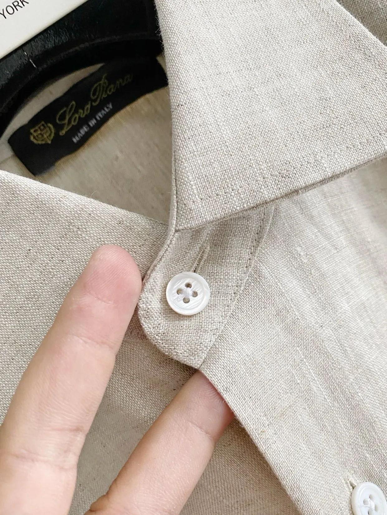 Loro Piana Pure Linen Short-Sleeved Quiet Luxury Shirt Fabric: Selected high-quality natural linen fabric, refined and softened before treatment, weakening the raw and itchy touch of native linen, making the upper body skin-friendly and comfortable. The fabric has a natural and fine fiber texture, showing a high-grade matte matte look and feel without a dazzling glossy effect. The flax fiber Breathable has sufficient pores, and the short-sleeved version is suitable for hot weather. It conducts heat quickly and can quickly discharge sweat during daily travel, making it less likely to get sticky on the back. The fine wrinkles formed in the fabric every day give it a casual atmosphere. The light colors have been processed through a color-fixing process, so they will not turn yellow or old easily after repeated washing. Version and details: The version adopts a slightly loose front-shoulder cut that is suitable for summer. The shoulder line is neatly processed and is better tolerant to body shapes with slippery shoulders, unbalanced shoulder width, and fat on the upper abdomen. The short-sleeved sleeves are cut to a moderate length and will not get stuck on the forearms and cause a sense of cramping. The classic pointed collar has a built-in invisible styling layer. Even after frequent cleaning in summer, the collar remains crisp. Buttoned up, it is suitable for light business scenes. Unbutton the top button to switch to a casual style. The placket is neatly routed and concealed, the button style is simple and low-key, and there is no exposed brand logo; the hem is arc-cut, which can be tucked into trousers to create a neat commuting look, or worn outside for relaxed everyday use, and the details are exquisitely crafted. Color selection: Pure White: clean and translucent in appearance, full of visual freshness in summer, suitable for trousers and shorts of various colors, highly suitable for workplace commuting and formal gatherings, and outstanding layering when paired with dark bottoms; Native linen Beige: retains the original natural tone of linen, with warm and soft tones, and stronger stain resistance. It is suitable for daily commuting and holiday travel. The style is lazy and retro, and has a higher fault tolerance rate for daily wear. Sizes:M-4XL